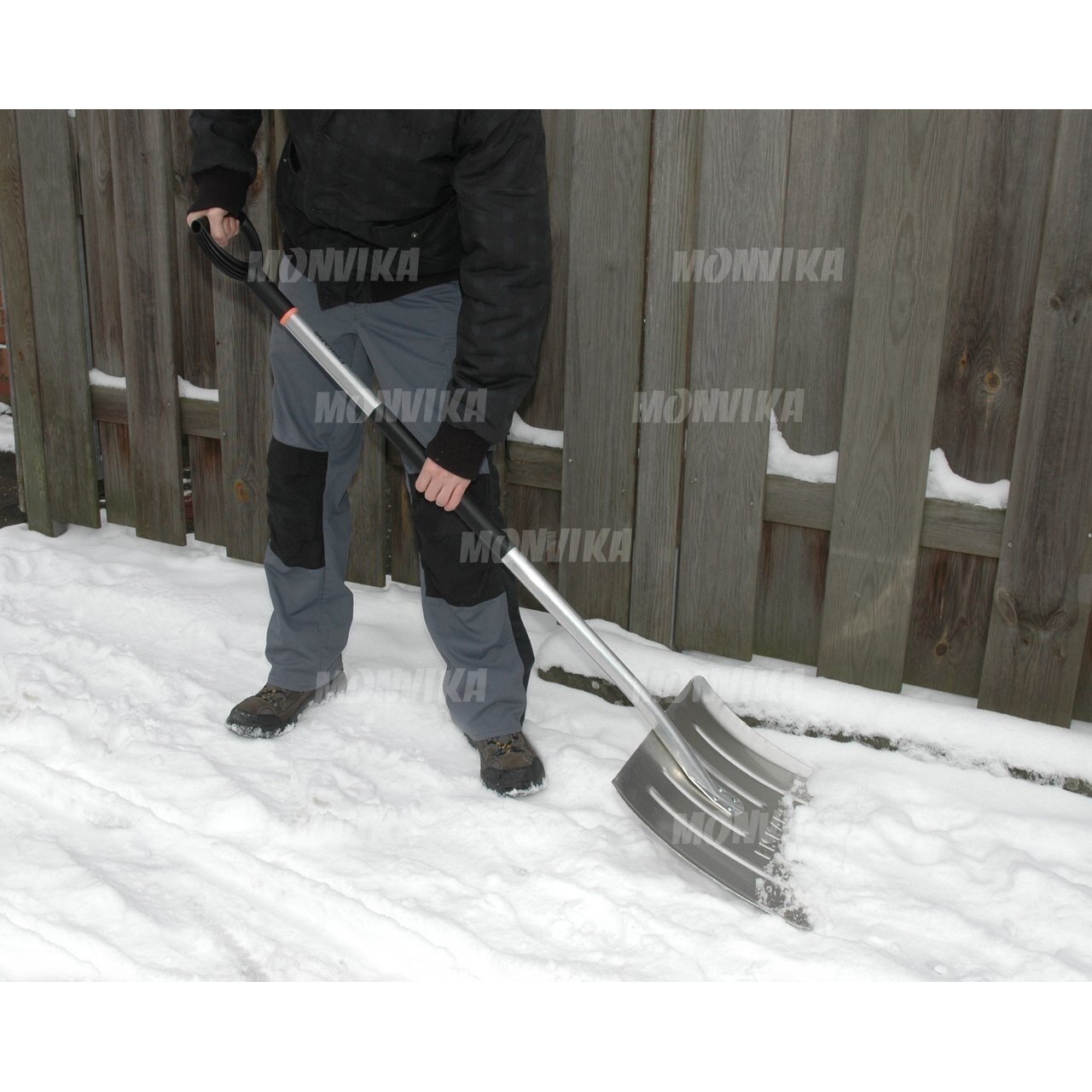 FISKARS lengvas sniego stūmiklis 143060 1